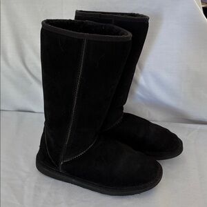 Minnetonka Black Suede pull on Footwear .Size 8
